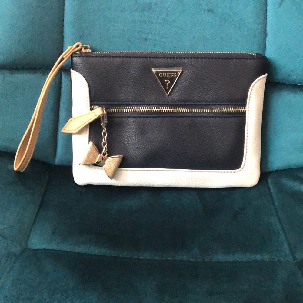 Free w/ purchase or $5 NWOT GUESS Navy/White/Tan Wristlet - Picture 2 of 14